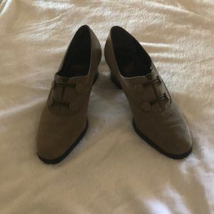 Aerosoles khaki heels size 7.